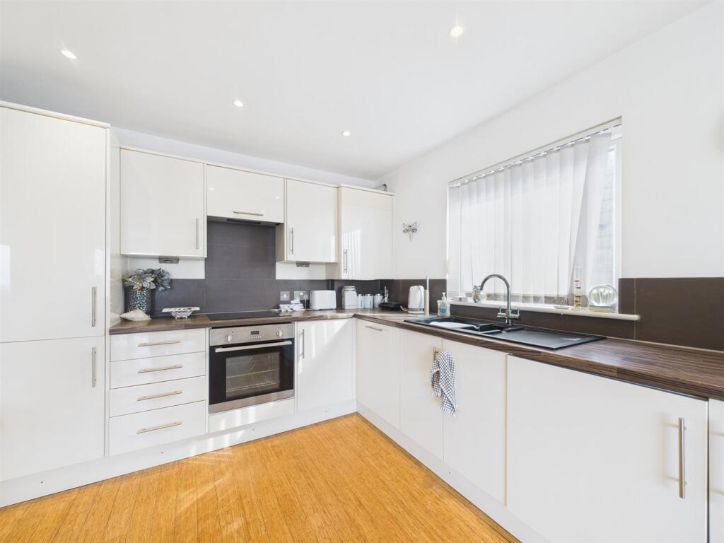 27a Keymer Avenue, Peacehaven photo 3