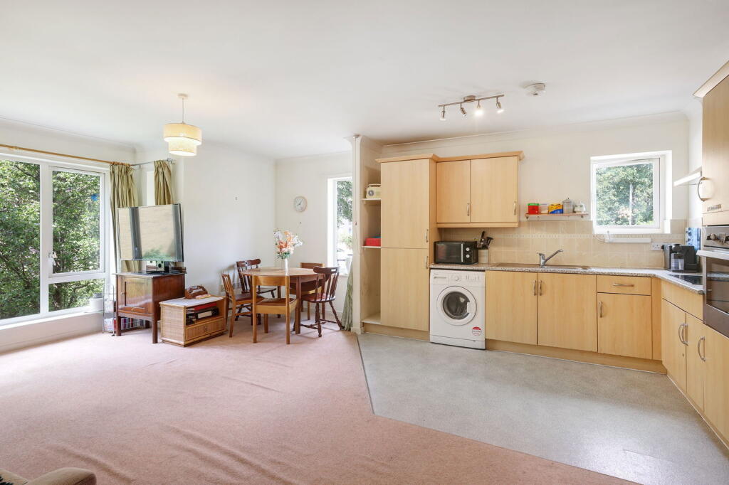 Shared Ownership large 2 bedroom RETIREMENT (extra care) apartment, Clayponds Lane, Brentford, TW8 0BN photo 4