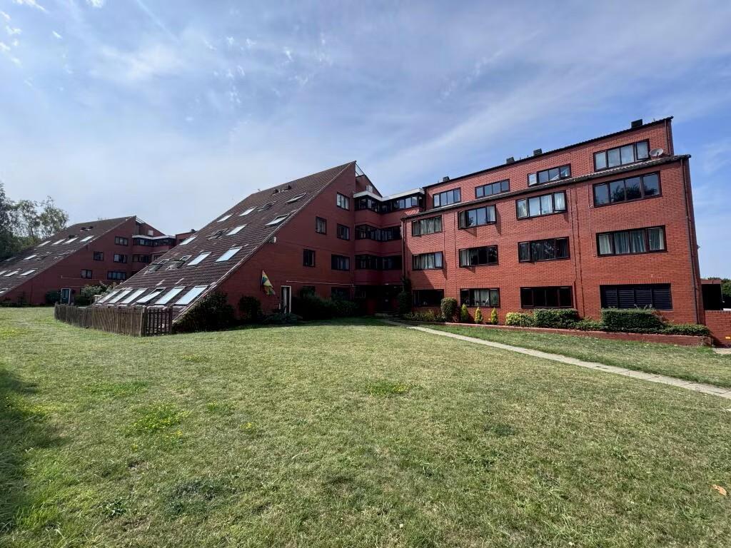Main image of property: INVESTMENT STUDIO - 8%+ YIELD