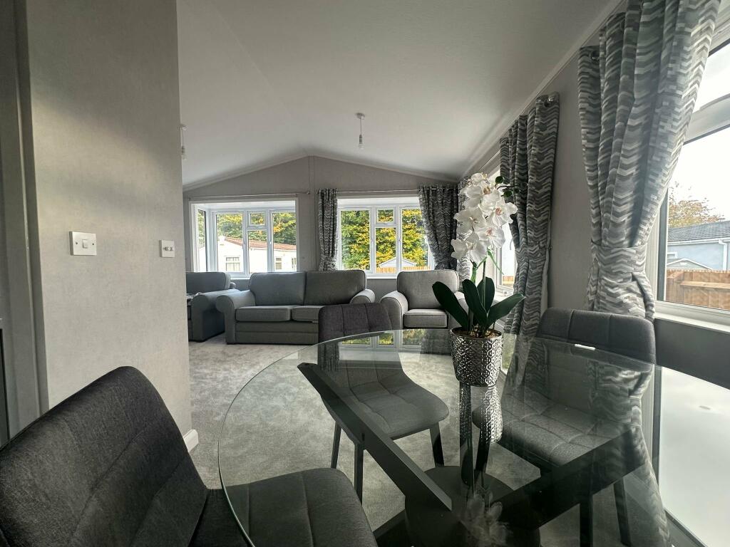 Kingsdown Park, Stratton, Swindon, Wiltshire, SN25 photo 5