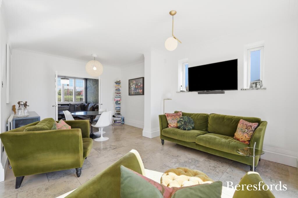 Hall Lane, Upminster, RM14 photo 4
