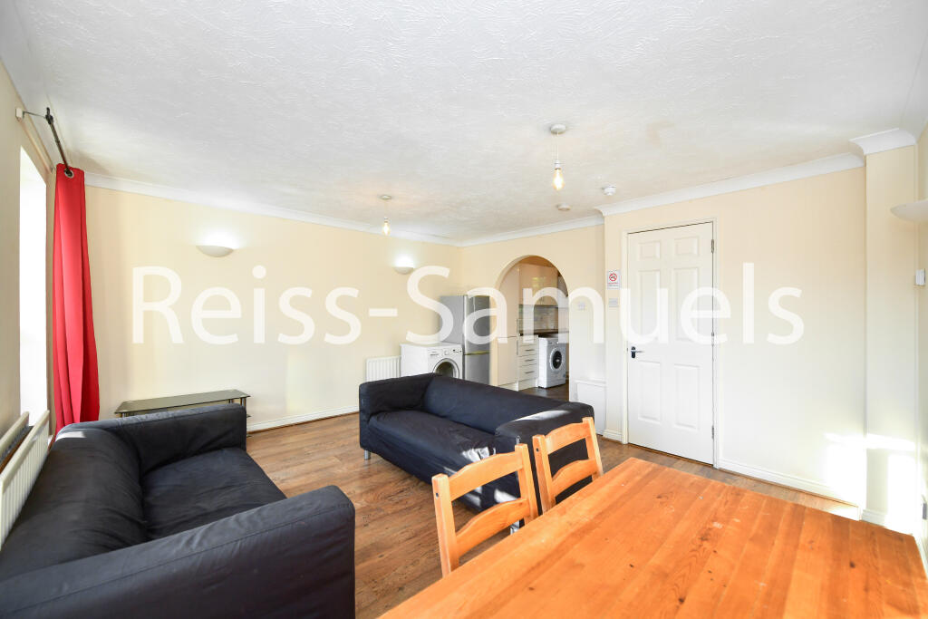 6 bedroom semi-detached house for rent