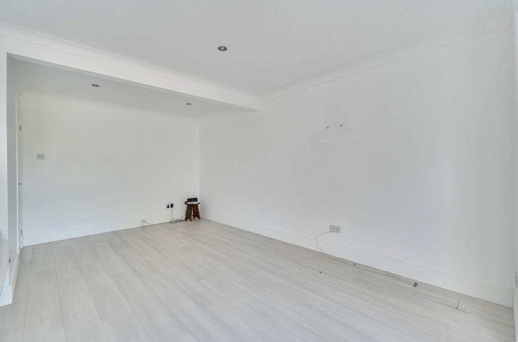 House in Elmbridge, Hersham - More