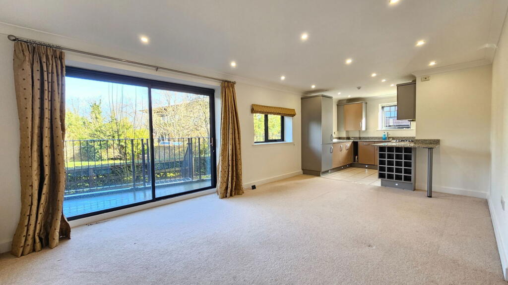 Martineau Court, Old Bath Road, Newbury, RG14 1AG photo 3