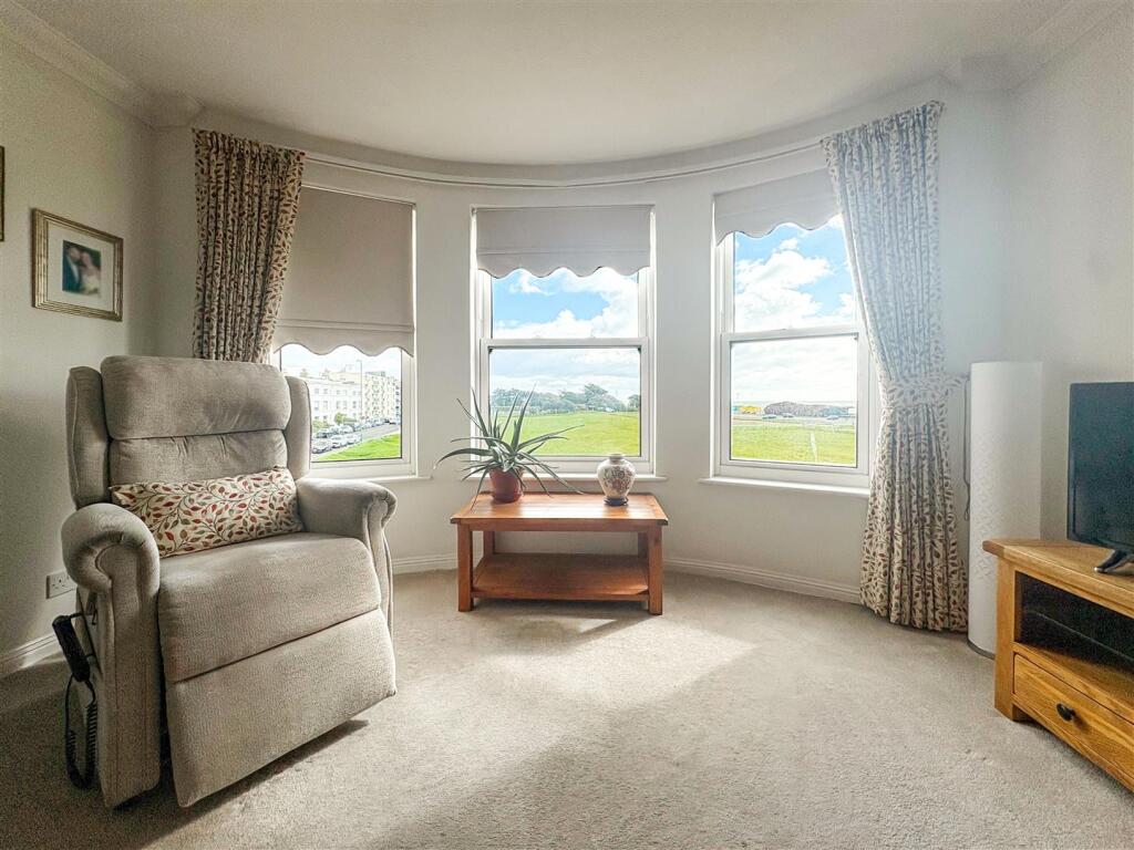 Beach Crescent, Littlehampton photo 4