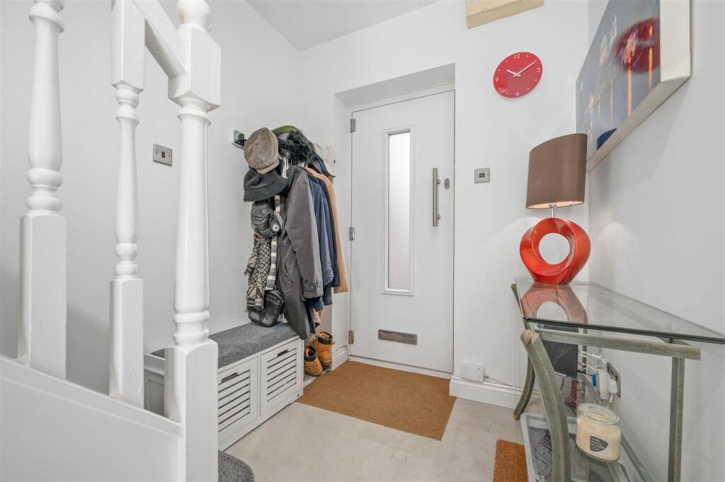 Lingfield Crescent, Stratford-Upon-Avon photo 3