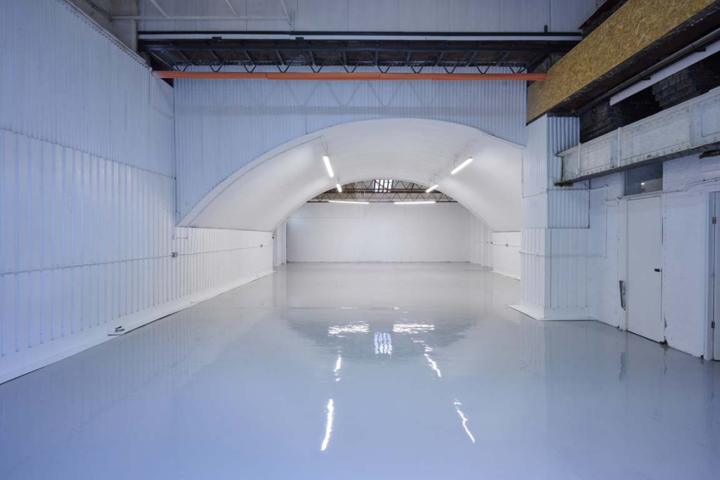 An empty arch with white lining