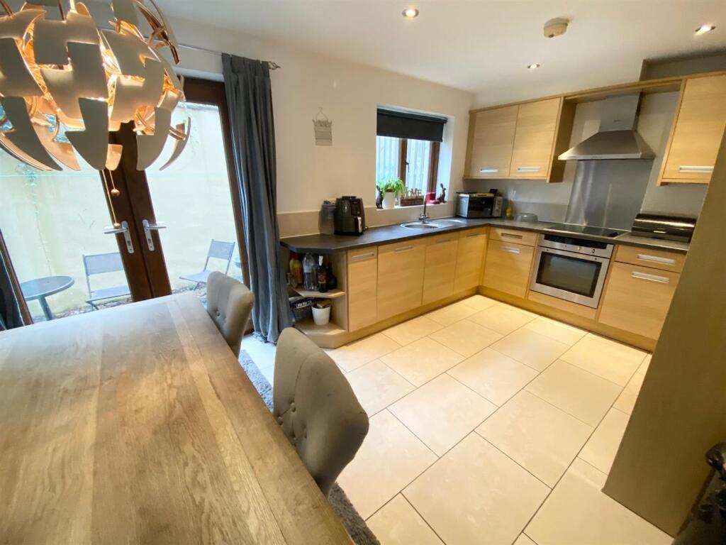House in Kirklees, Kirkburton - More