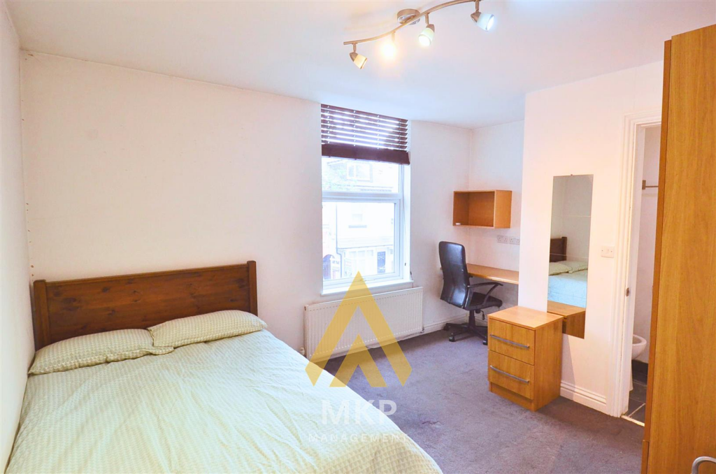 6 bedroom terraced house for rent