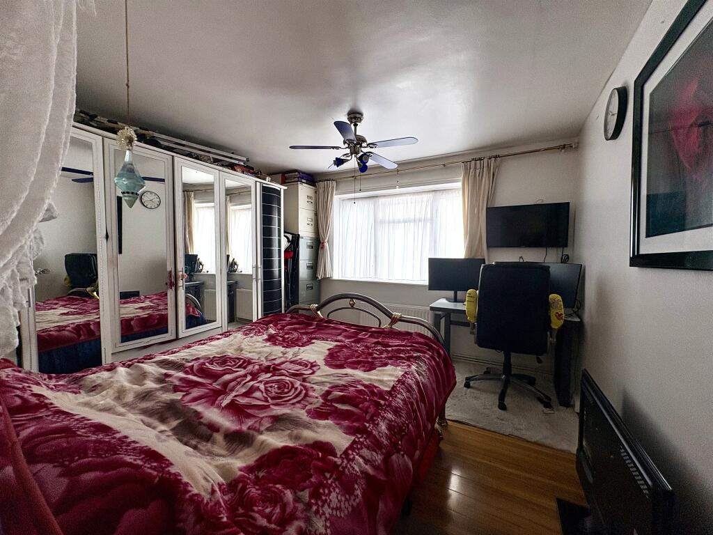 Apartment in Ilford - View 4