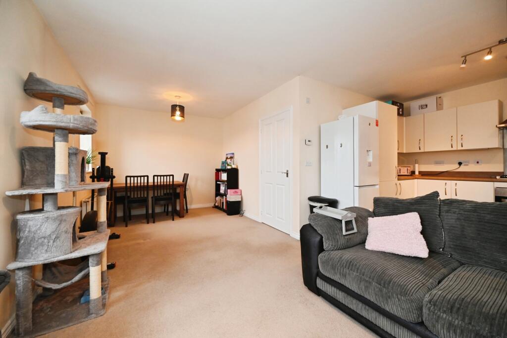 21 Jasmine Square, Reading, RG5 photo 3