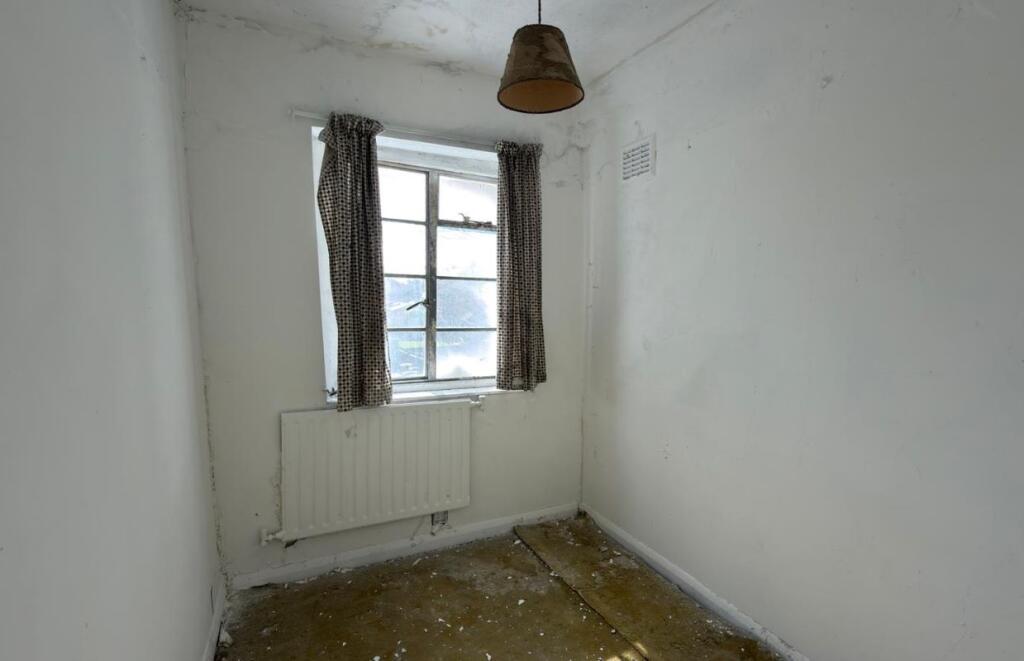4 Berkshire Way, Mitcham, Surrey, CR4 1QT photo 4
