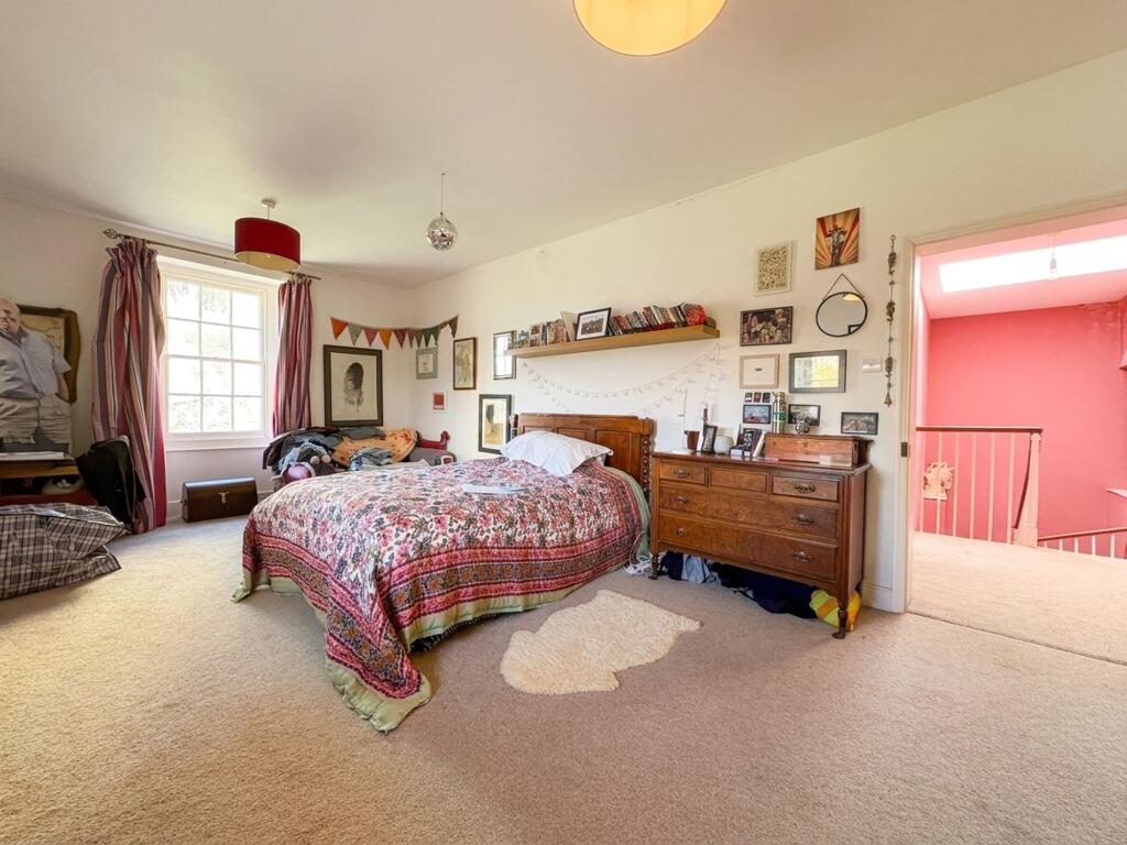 6 bedroom semi-detached house for rent
