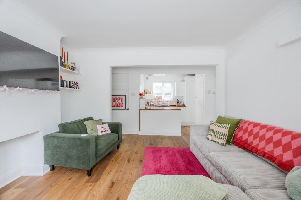 Apartment in Southend-on-Sea - View 5