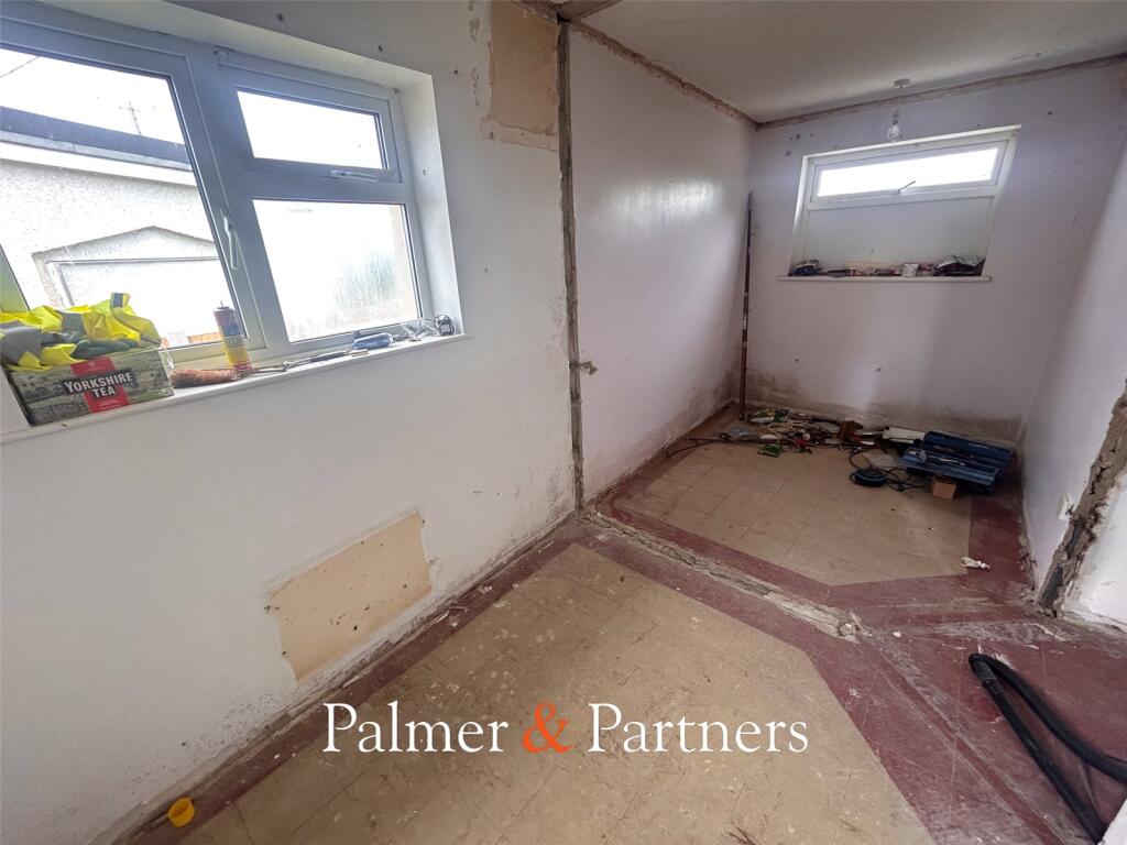 Lilac Avenue, Bel Air Chalet Estate, St. Osyth, Clacton-on-Sea, CO16 photo 3