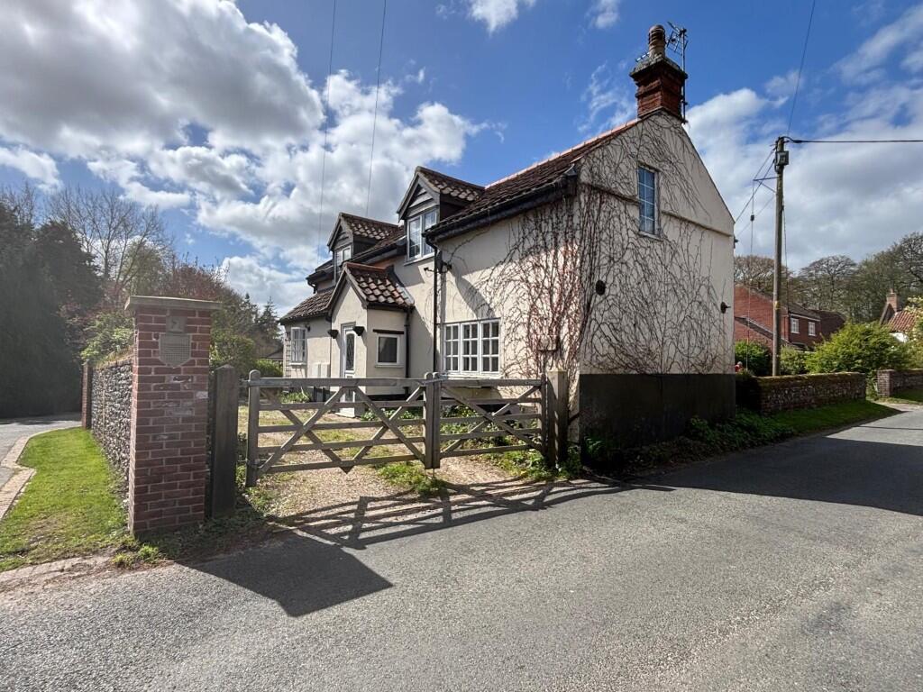 Main image of property: 27 The Street, Taverham, Norwich, Norfolk NR8 6TE