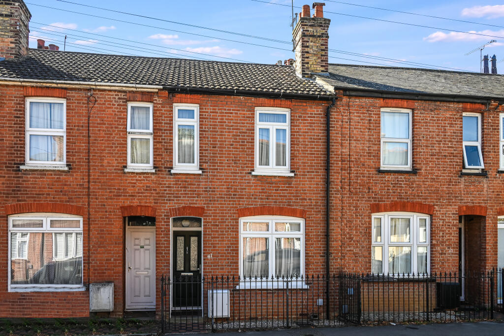 3-bed terraced on Gainsborough Crescent, Chelmsford, £365,000