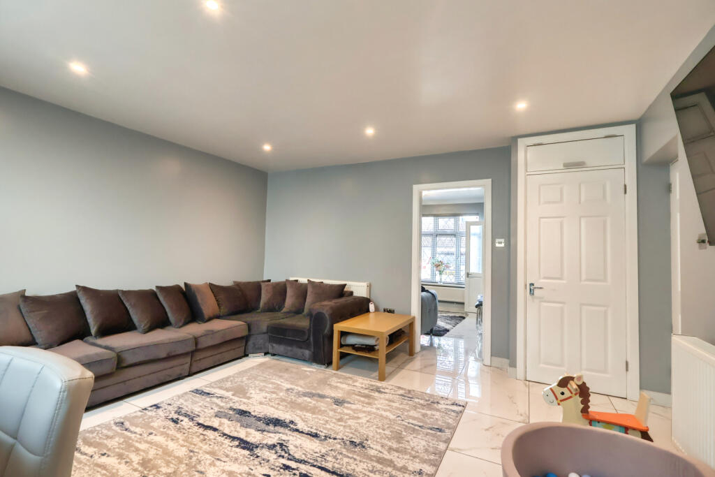 Spearing Road, High Wycombe, HP12 - More