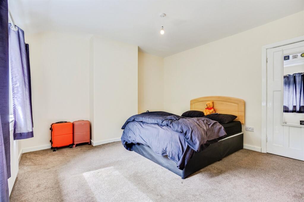 House in Wakefield, Outwood - More