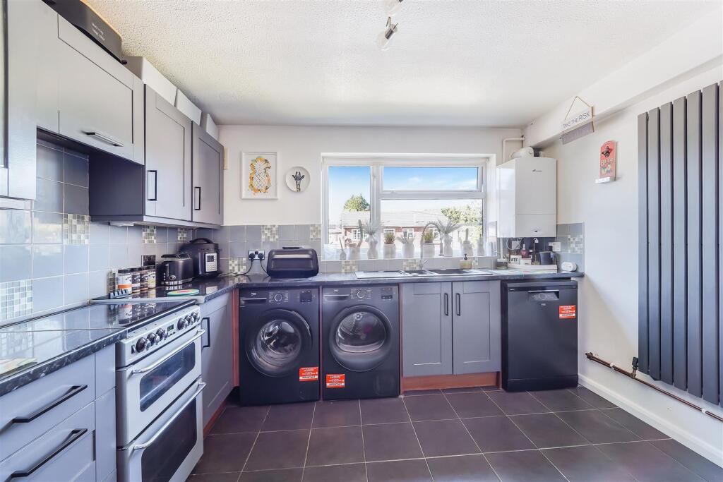 Apartment in Reigate and Banstead, Surrey - View 4