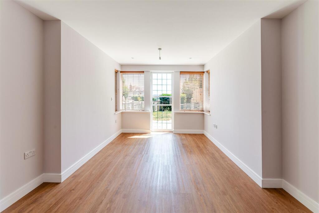 Immaculately presented three bedroom home on Worle's hillside photo 4