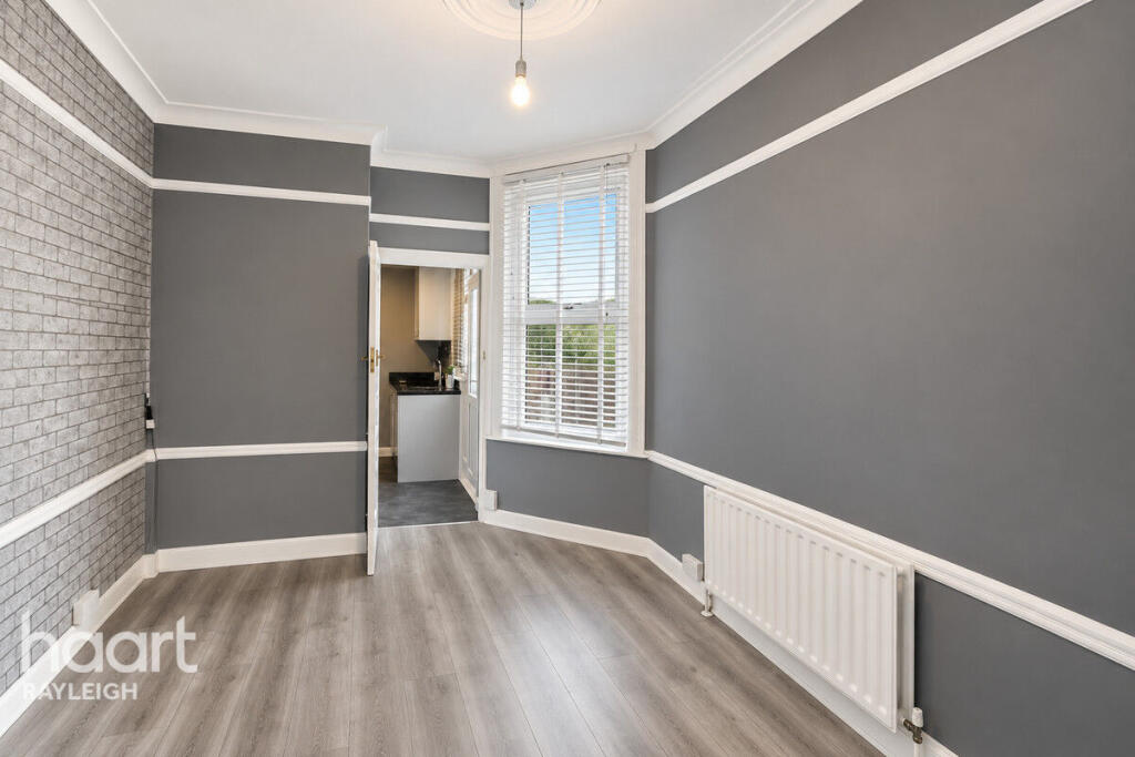 Apartment in Southend-on-Sea - View 5