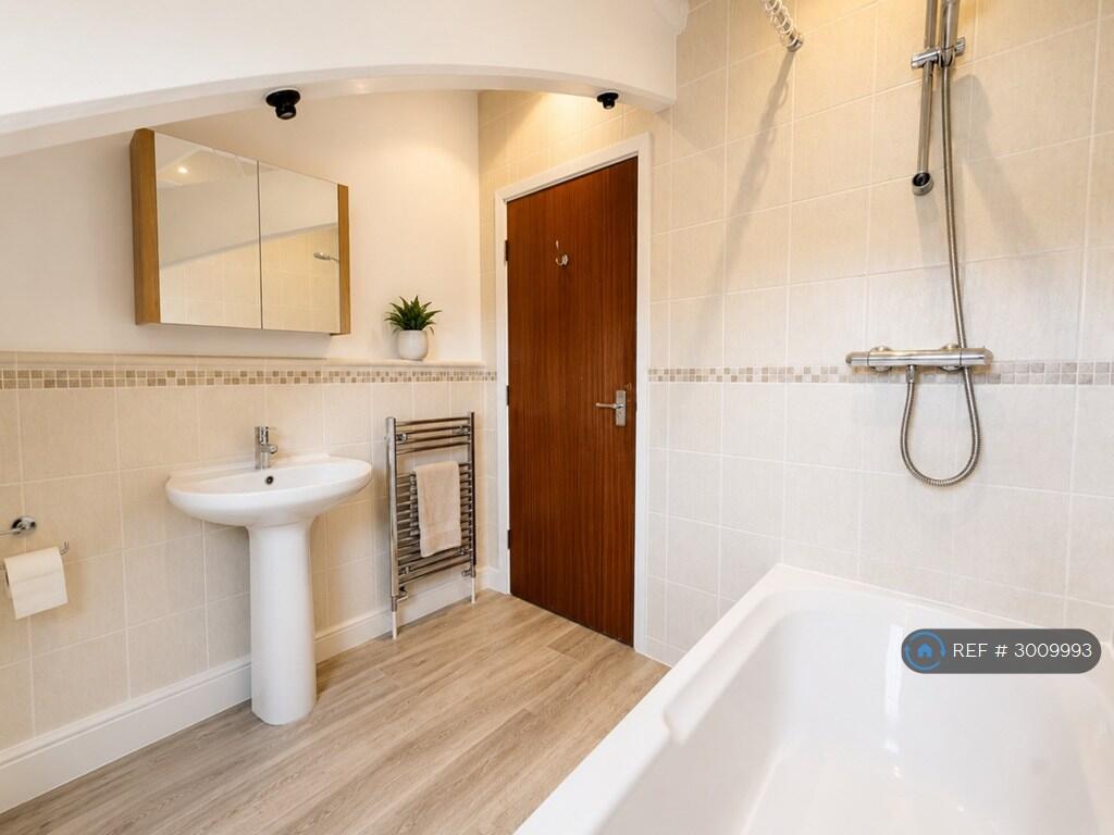 Apartment in Calderdale, West Yorkshire - View 5