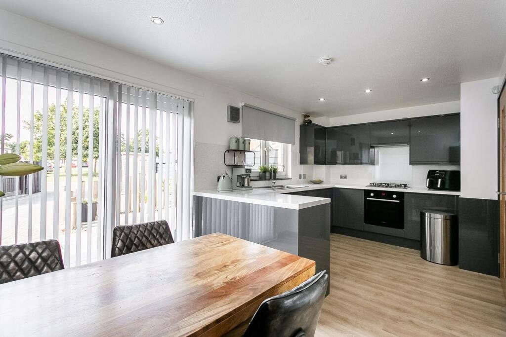 House in Edinburgh, Clovenstone, Wester Hailes - More