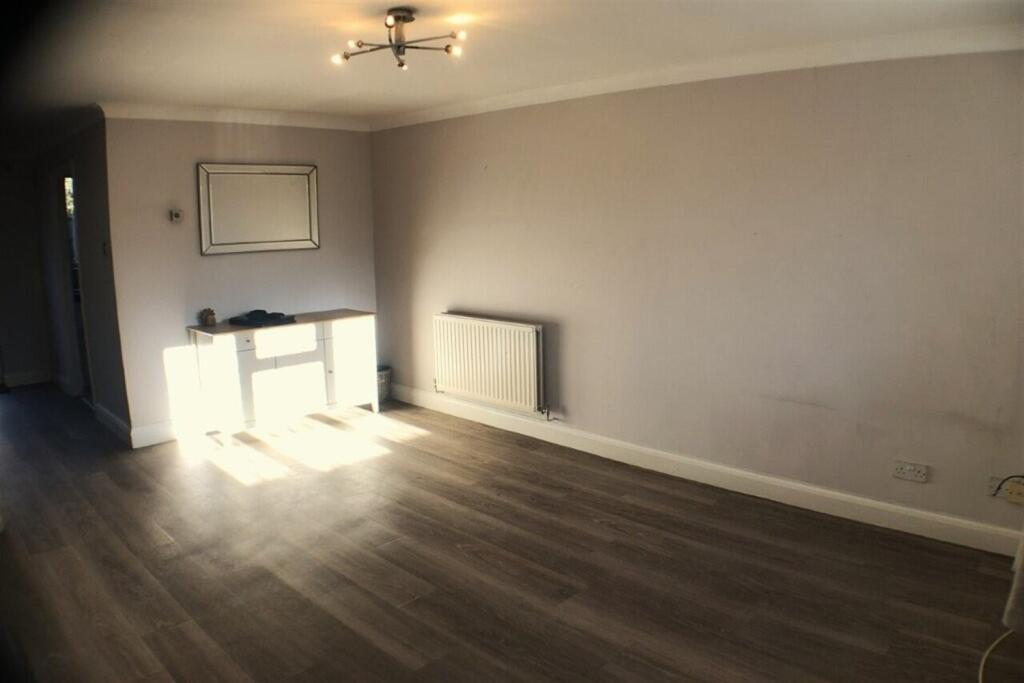 2 bedroom Semi-Detached House in Farnborough photo 2