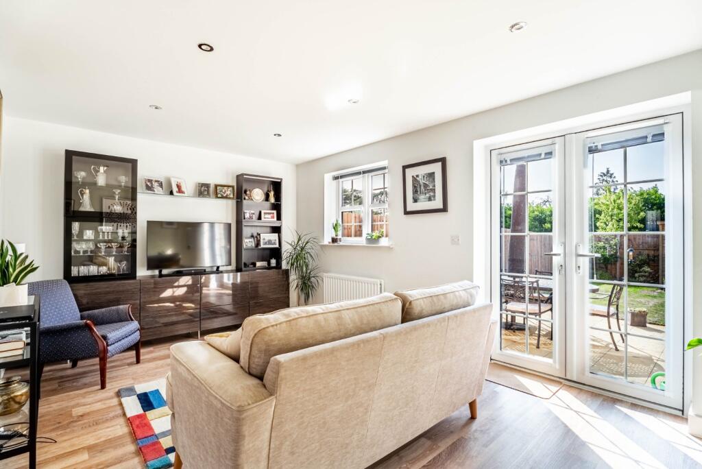 Baines Drive, Bricket Wood, St. Albans, Hertfordshire, AL2 photo 2