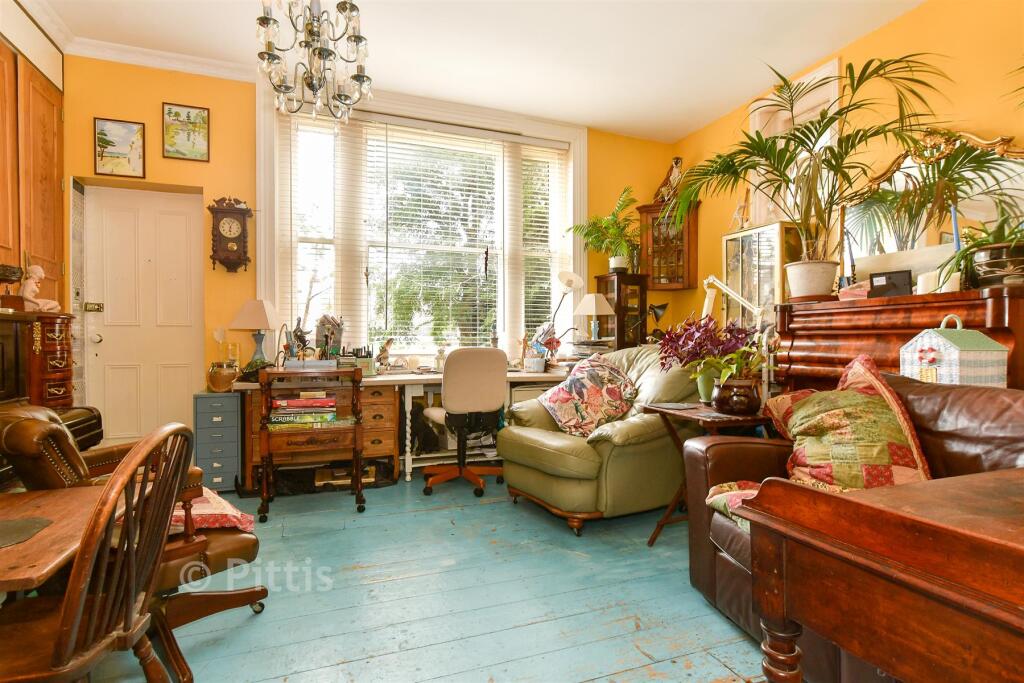 Apartment in East Cowes, Osborne - View 2
