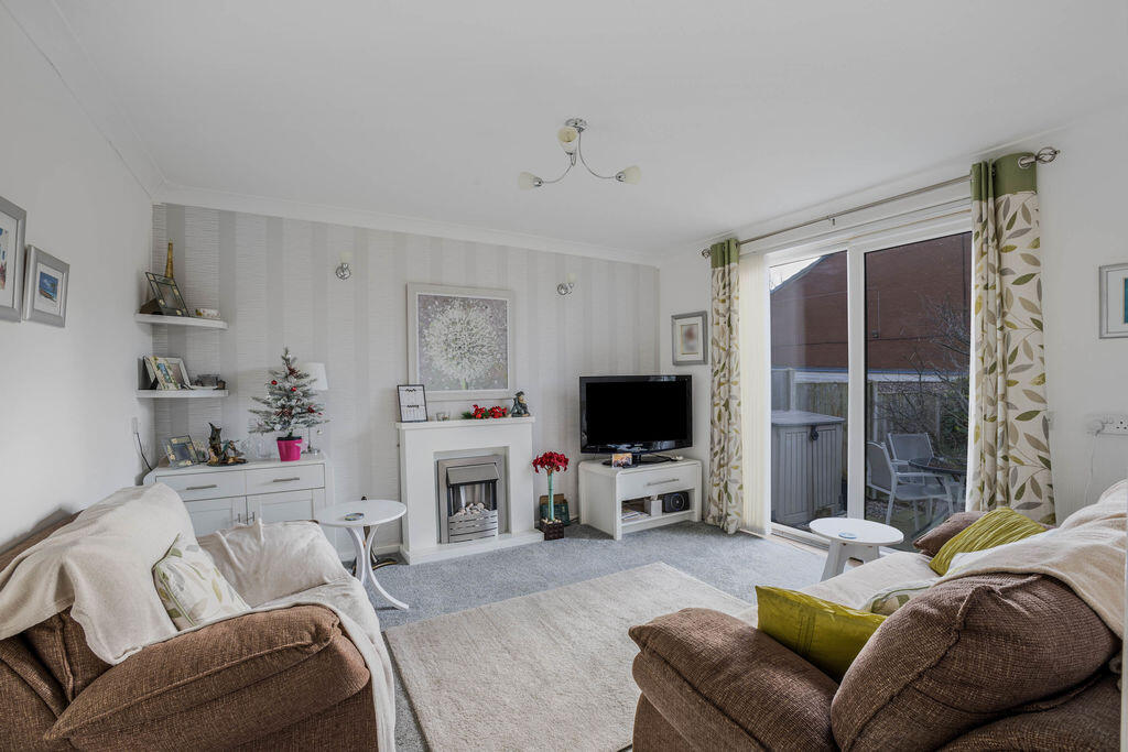 Bramhall Close, Milnrow OL16 4BY photo 2