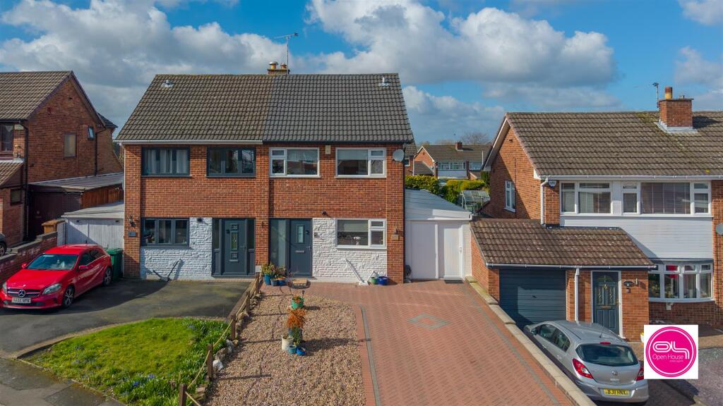 4-bed semi-detached on Ashtree Close, Newhall, Swadlincote, £250,000
