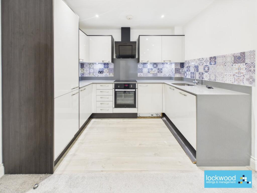 Apartment in Spelthorne, Surrey - View 2