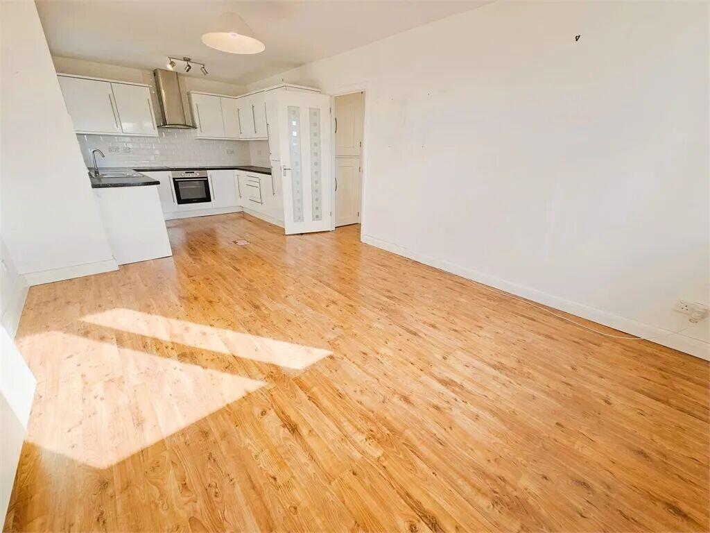 Apartment in Southend-on-Sea - View 2