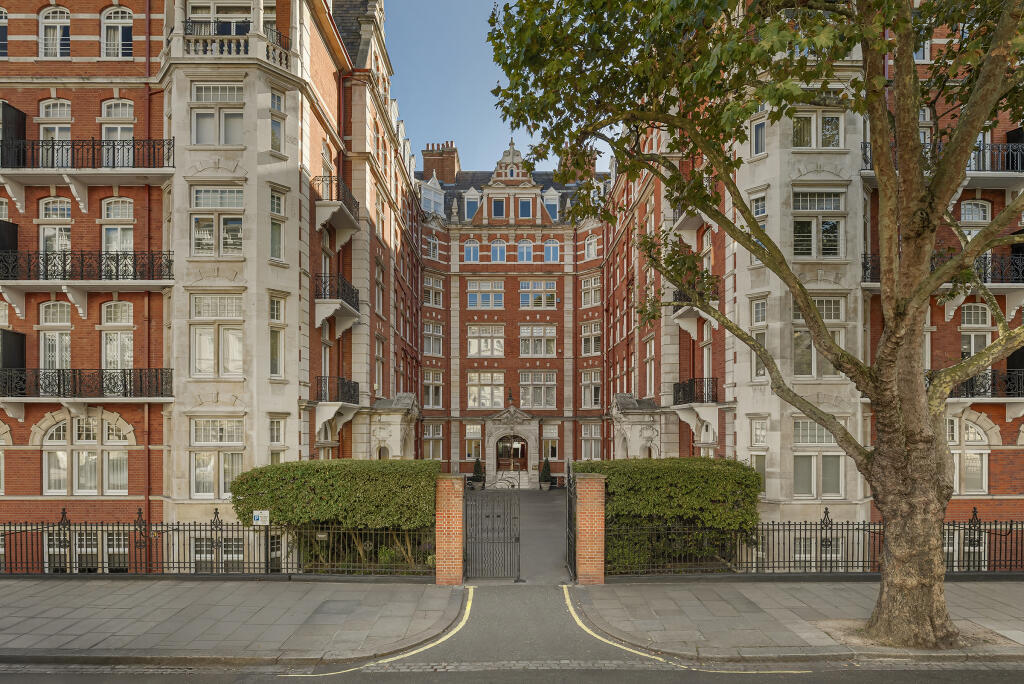 Main image of property: 171 Queen's Gate, South Kensington, London, SW7