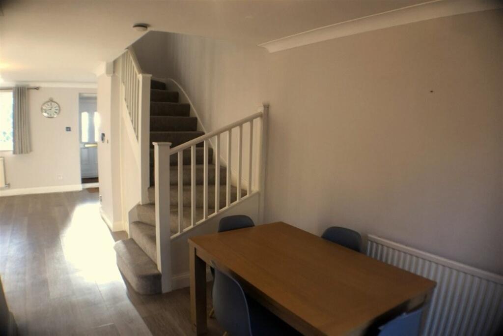 2 bedroom Semi-Detached House in Farnborough photo 4