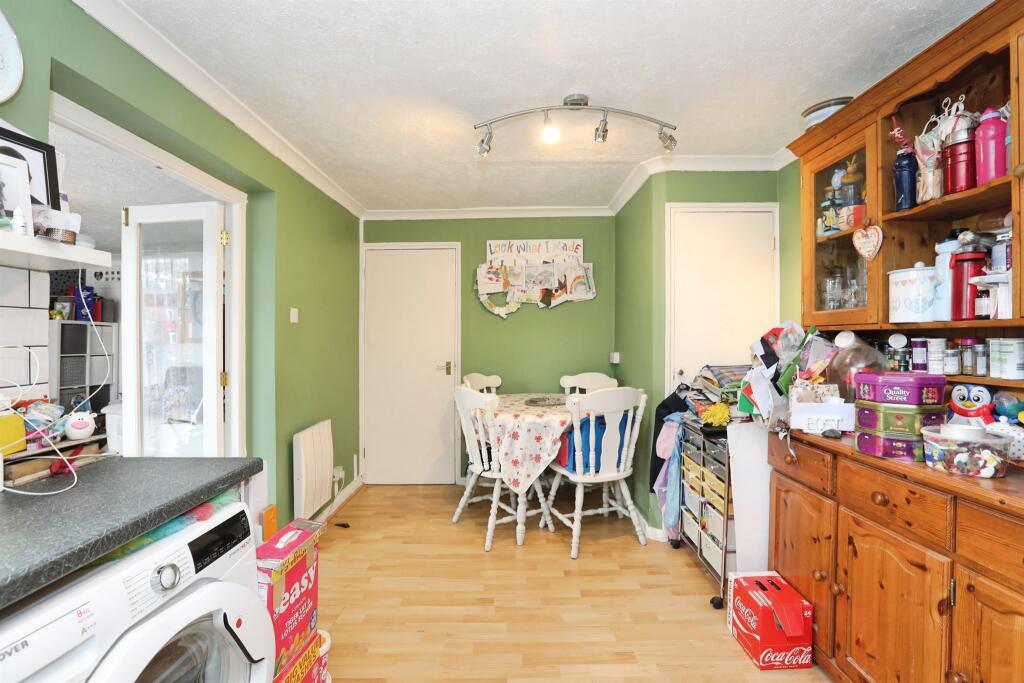 Apartment in East Grinstead, North End - View 4