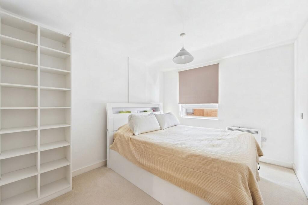 Apartment in Slough - View 5