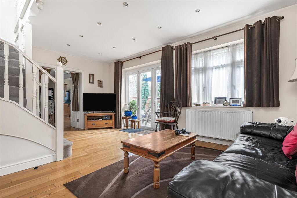 Monoux Grove, Walthamstow, London, E17 photo 3