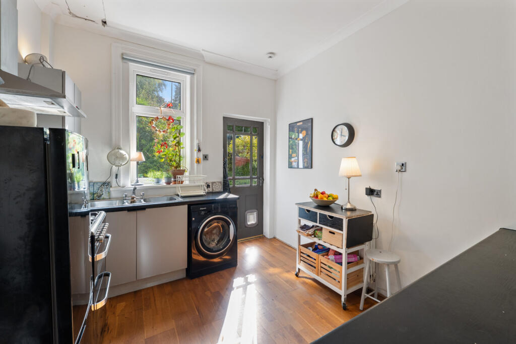 House in Glasgow, The Oval, Stamperland - View 4