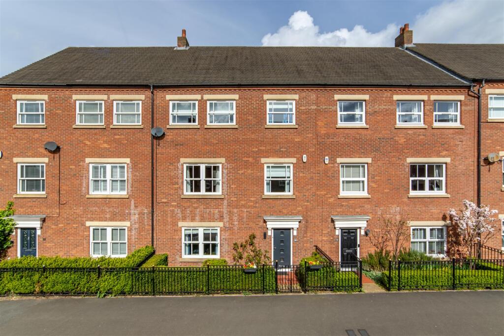 5-bed house on Featherstone Grove, Great Park, NE3, £400,000