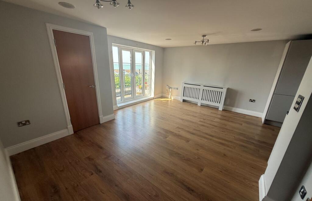 Apartment in Southend-on-Sea - More