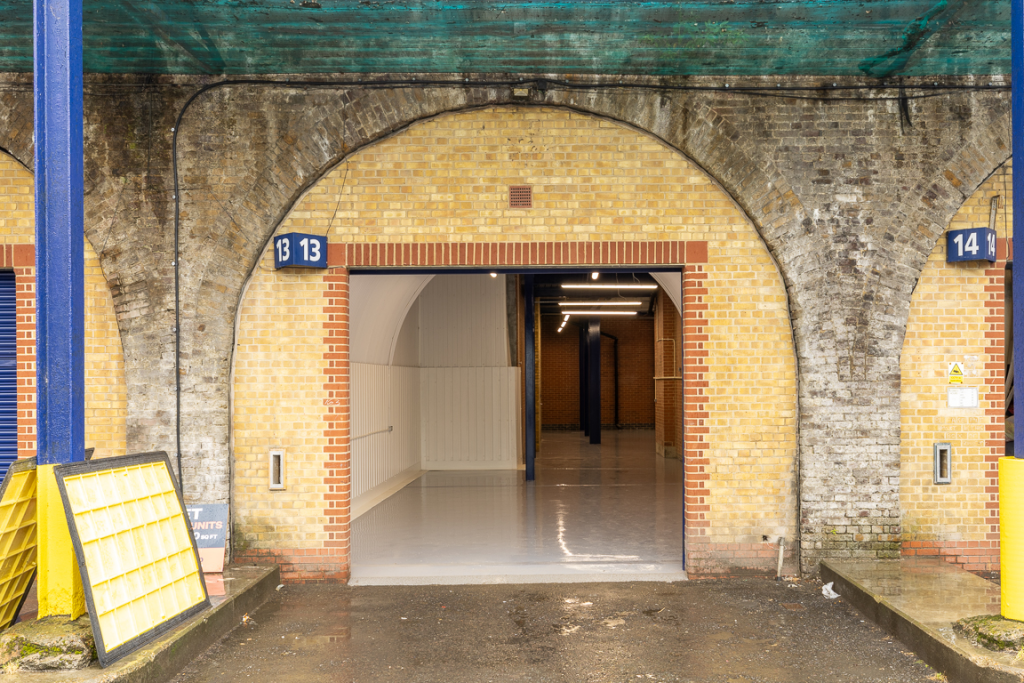An empty arch with white lining