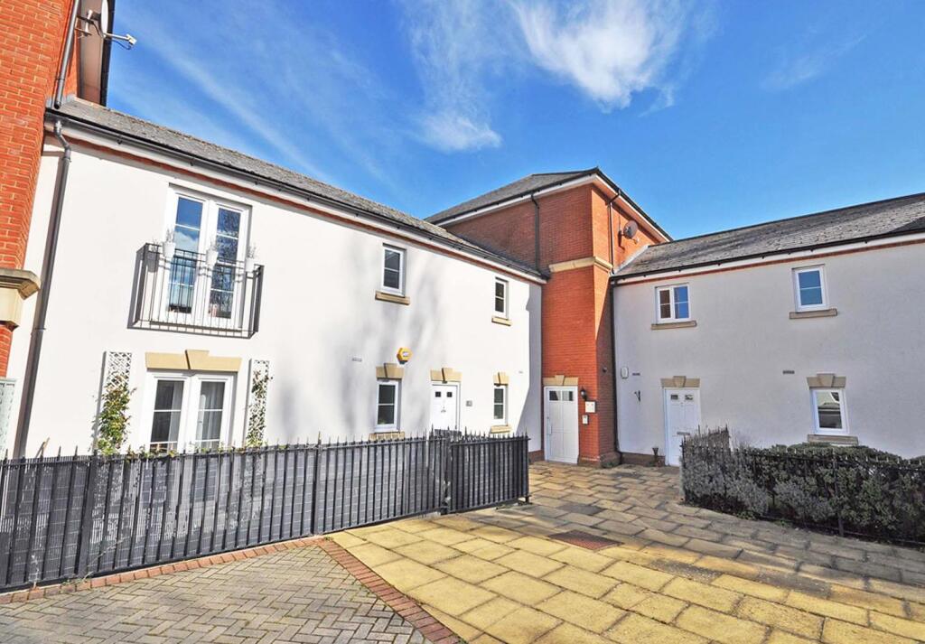 2-bed flat on Little Dominie Court, Fayrewood Drive, Great Leighs, Chelmsford, £220,000
