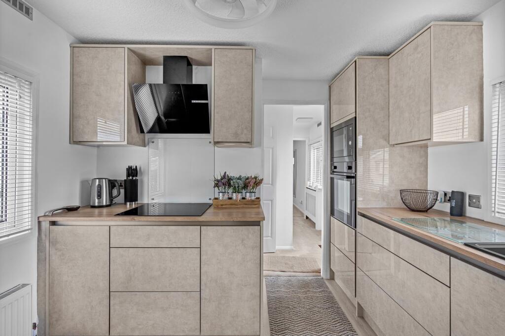 Penton Park, Chertsey, KT16 photo 3