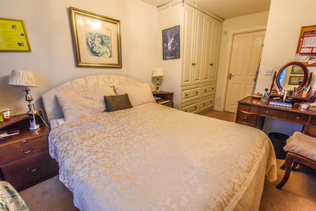 Alexandra Close photo 2