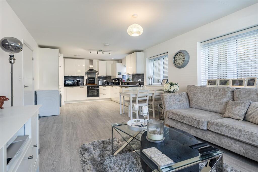 2-bed flat on Archer Close, Coopersale, £330,000