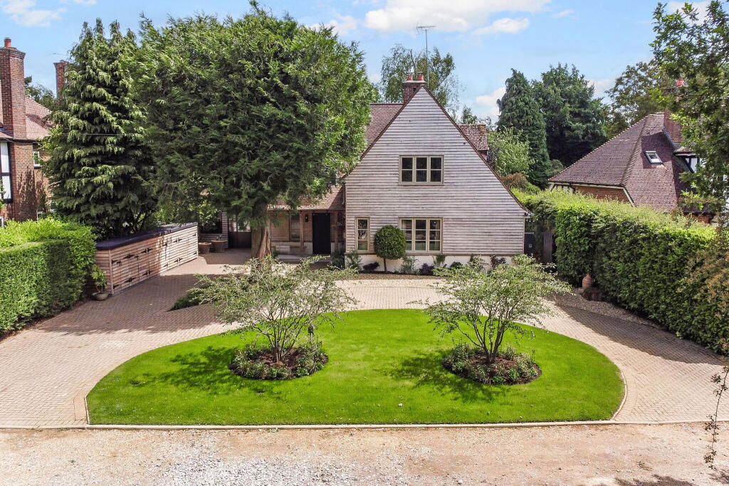 Main image of property: The Broadway, Wheathampstead, AL4