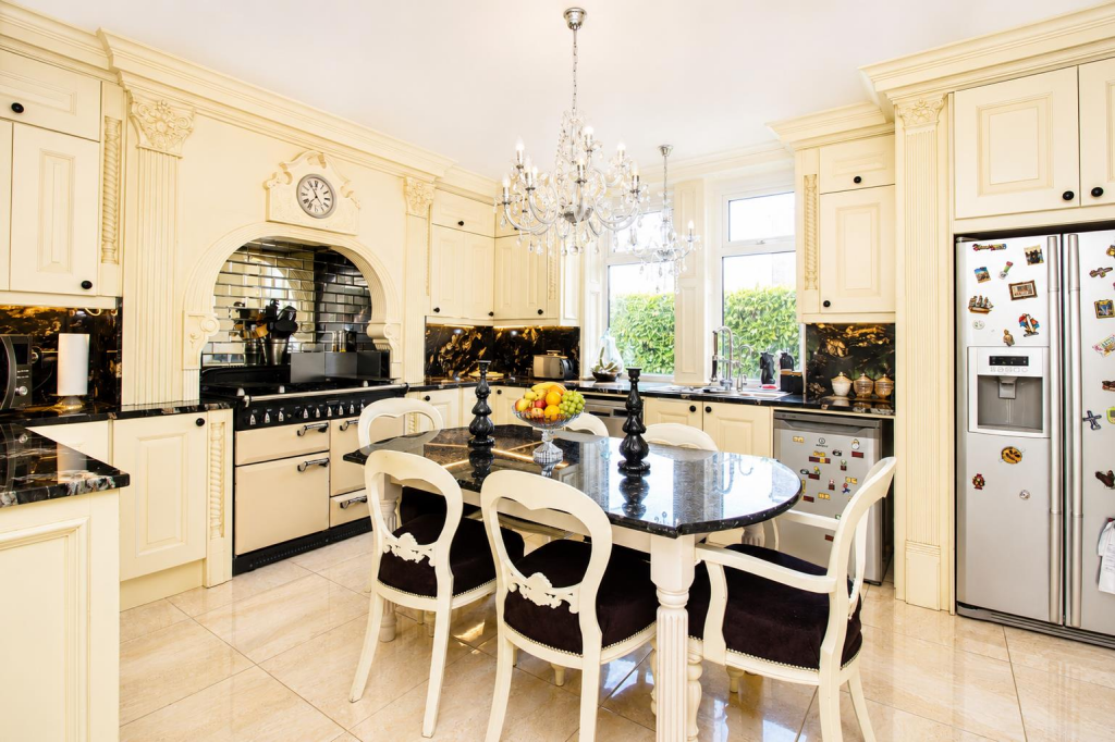 'The Old Vicarage' Hawkshaw Avenue photo 4